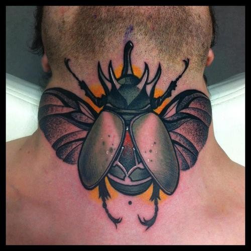 颈部彩色的大昆虫纹身图案