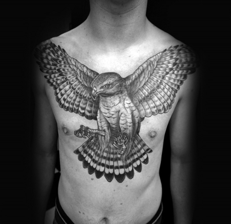 奇妙的写实黑白飞行鹰胸部纹身图案