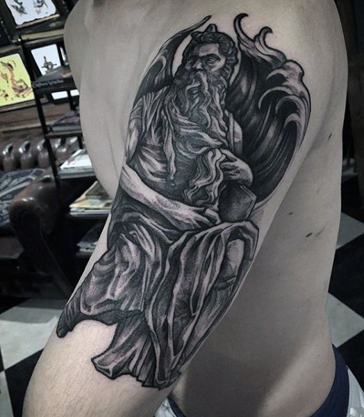 手臂有趣的黑灰老天使纹身图案