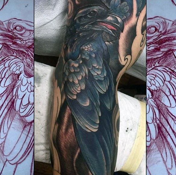 手臂卡通风格彩色大乌鸦纹身图案