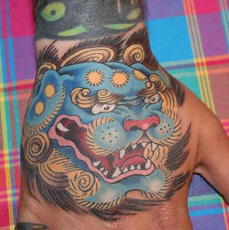 手背蓝色愤怒的石狮头部纹身图案