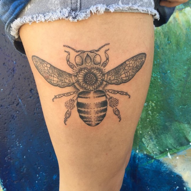大腿黑白点刺个性的蜜蜂纹身图案