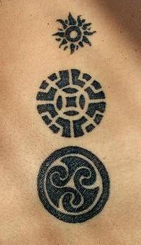 不同的黑色圆形符号纹身图案