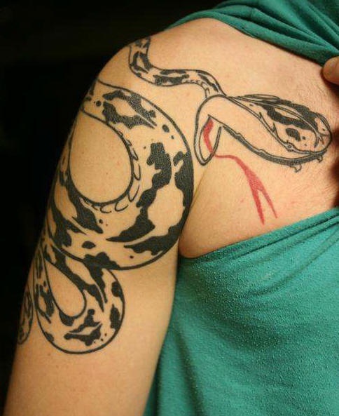 肩部黑色的蛇与红色信子纹身图案