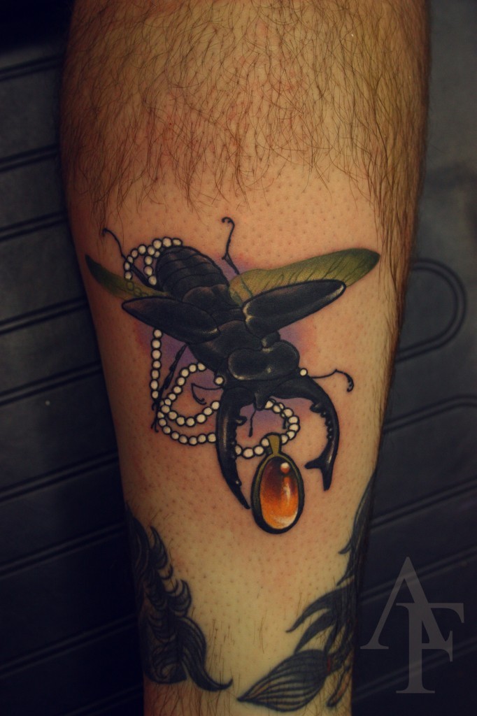 小腿黑色昆虫与珠宝纹身图案