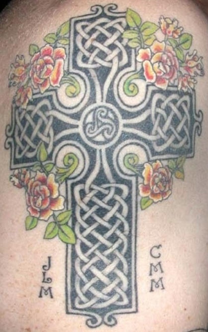 凯尔特结十字架与彩色花朵纹身图案