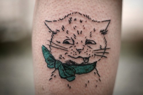 可爱的小猫咪和绿色蝴蝶结纹身图案