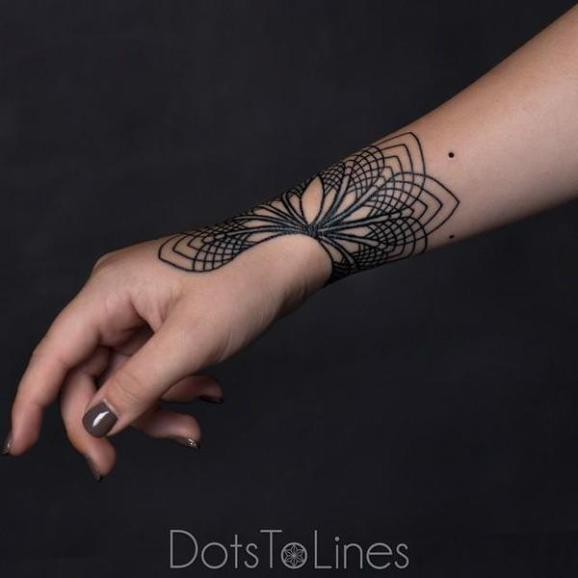 手腕优雅的黑色线条梵花纹身图案
