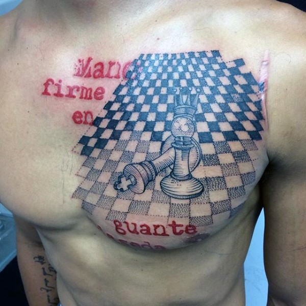 胸部彩色字母与国际象棋纹身图案