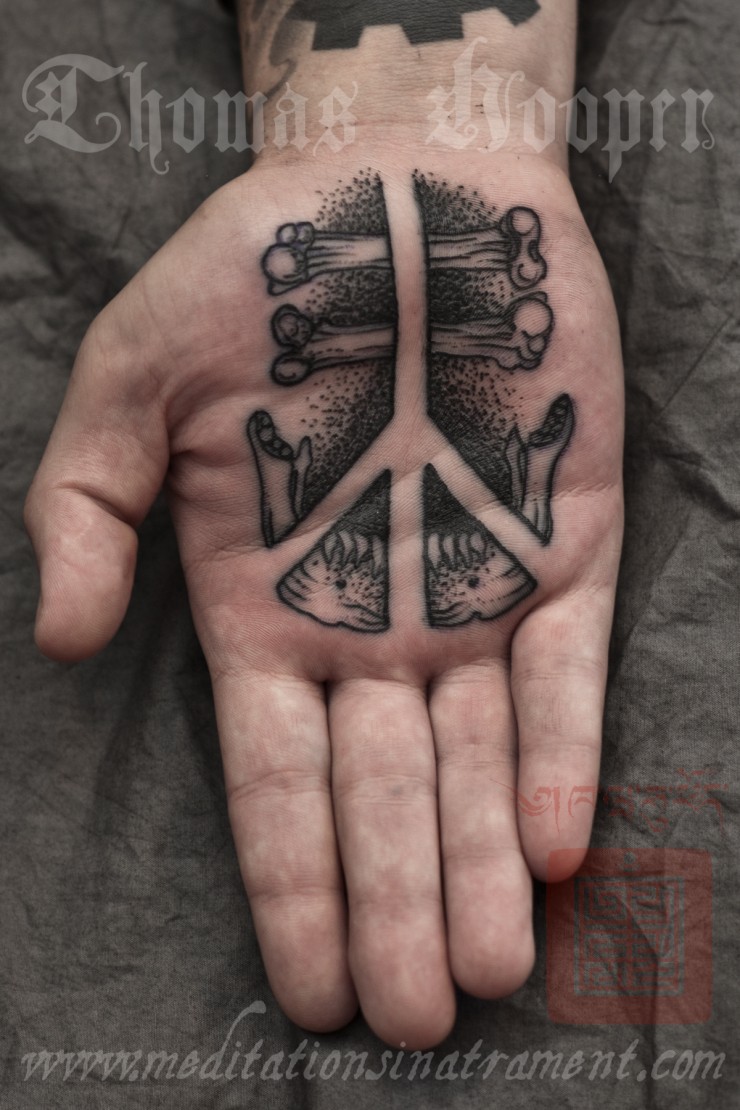 手心黑色点刺风格太平洋符号和骨头纹身图案