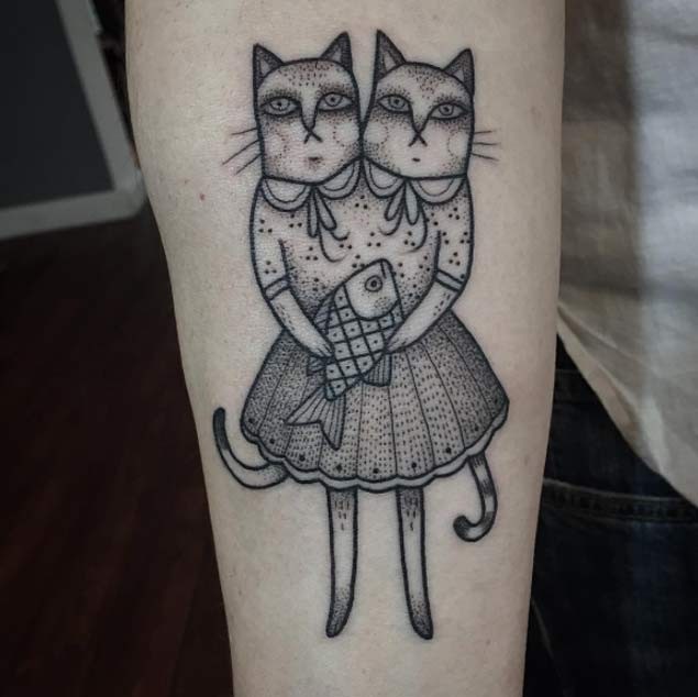 手臂黑色点刺两个头的猫和鱼纹身图案