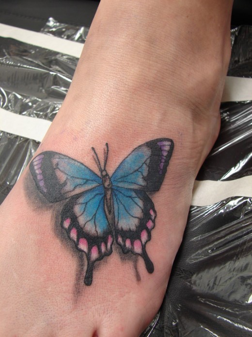 脚背蓝色的蝴蝶纹身图案