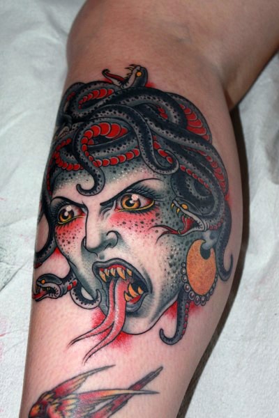 小腿惊人的可怕美杜莎头像纹身图案