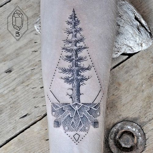 小臂黑色点刺树与各种饰品纹身图案