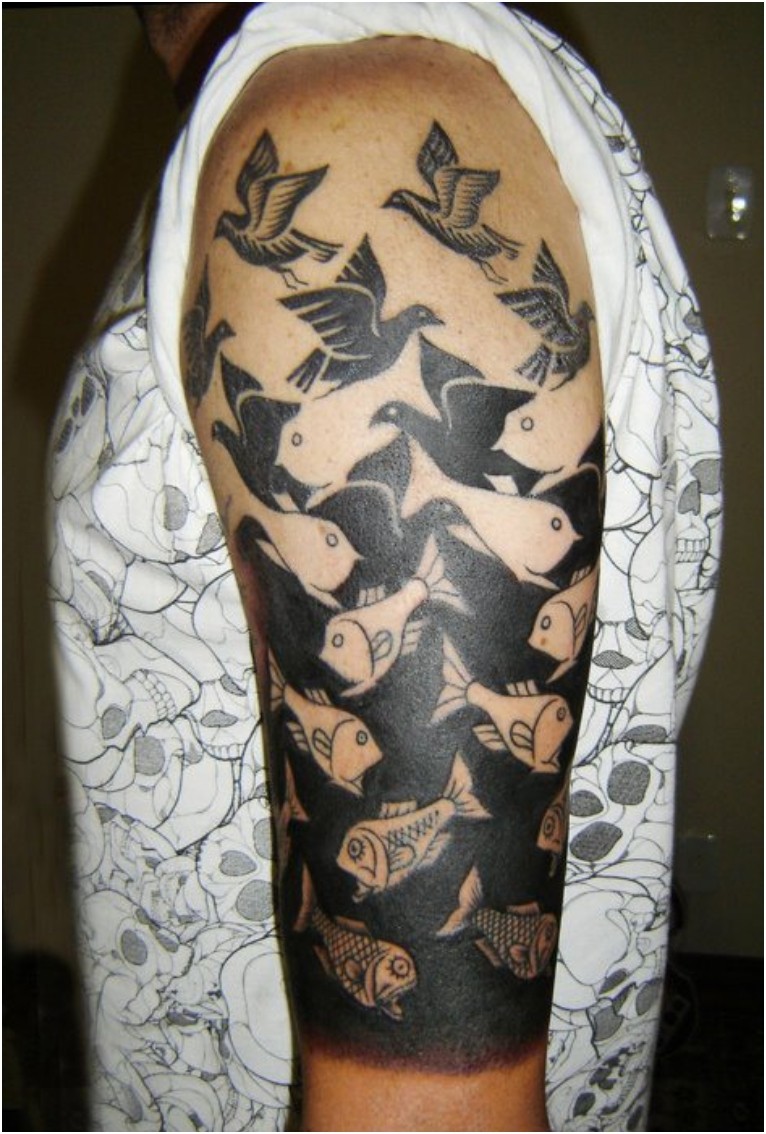 大臂一群黑白小鸟鱼纹身图案