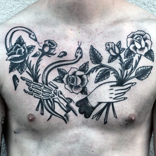 胸部old school黑色手和骷髅花朵蛇纹身图案