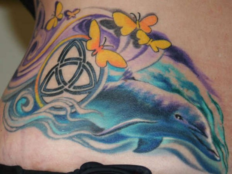 可爱的海豚与蝴蝶和凯尔特符号纹身图案