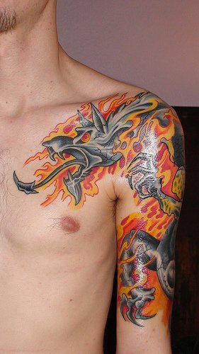 大臂红火焰中的龙纹身图案