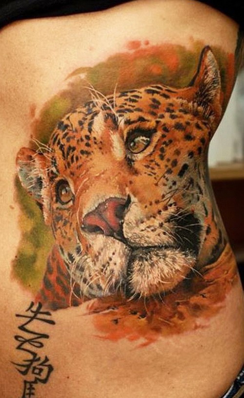侧肋写实彩绘猎豹头部与字符纹身图案
