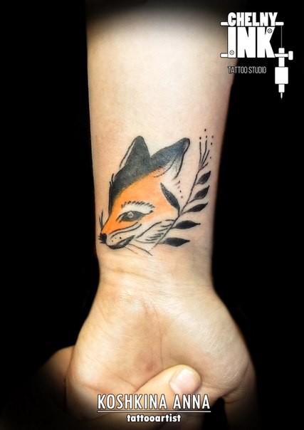 手腕彩色狐狸头与植物纹身图案