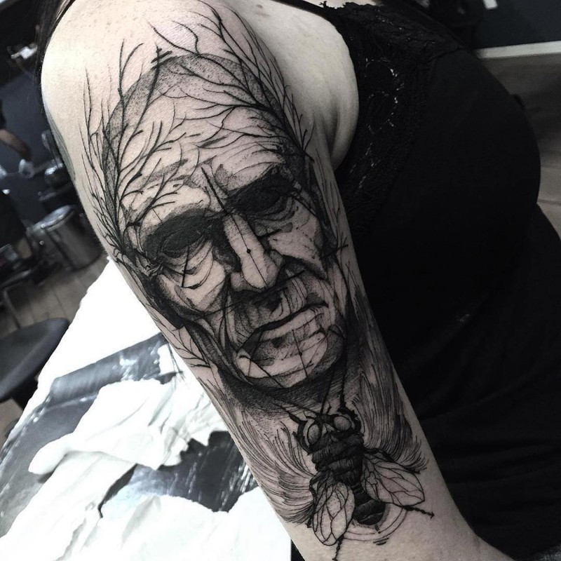 大臂黑色的神秘老人肖像与苍蝇纹身图案