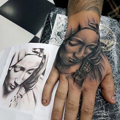 手背石雕风格黑色悲伤的女人肖像纹身图案