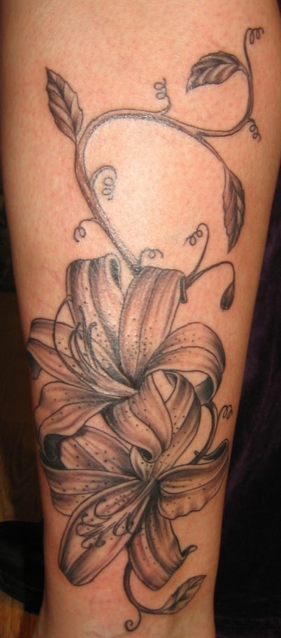 简约的百合花和藤蔓黑灰纹身图案