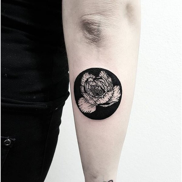 小臂圆形的黑色小花朵纹身图案