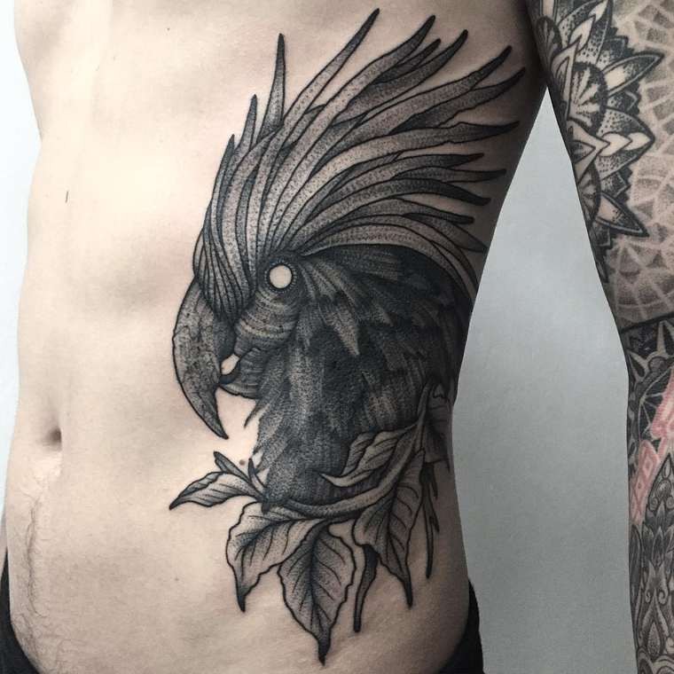 侧肋黑色个性鹦鹉头像和树叶纹身图案
