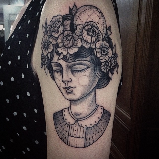 大臂黑色点刺可爱女人肖像与花朵纹身图案