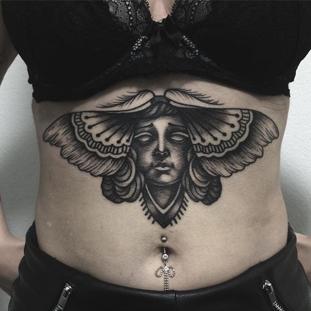 腹部黑色蝴蝶与人脸纹身图案