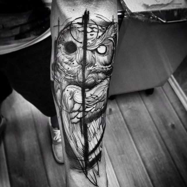 小臂黑灰神秘的猫头鹰纹身图案