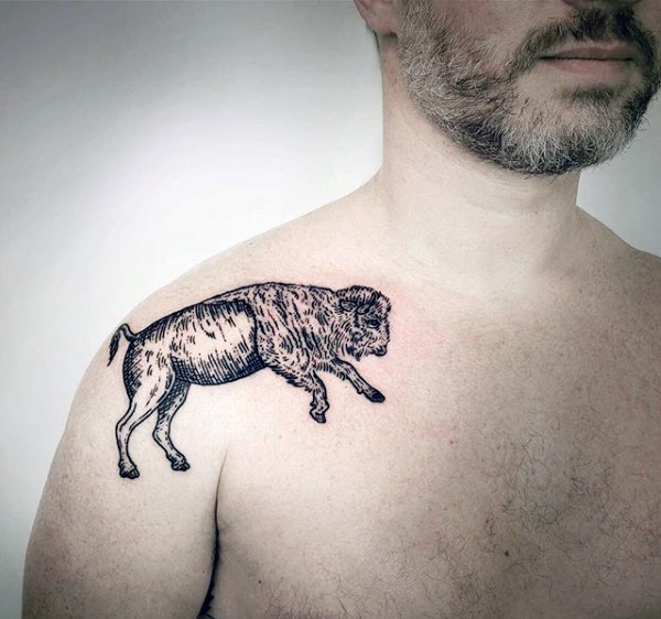 肩部雕刻风格黑色线条牛纹身图案