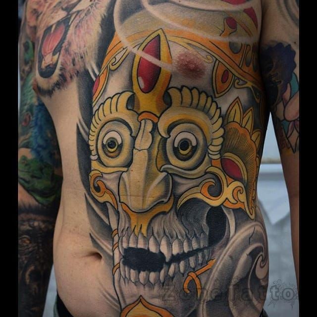 腹部和胸部日式彩色魔鬼面具纹身图案