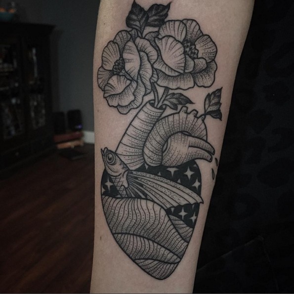 小臂黑色old school心脏结合鱼和花朵纹身图案