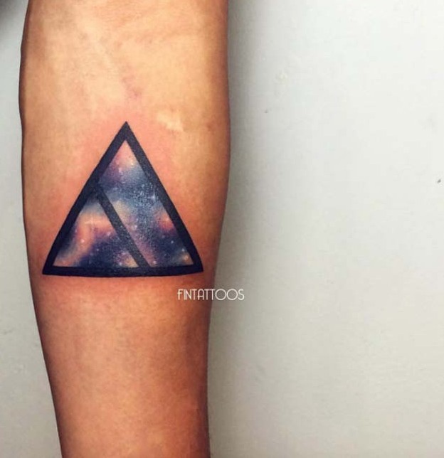 小腿黑色三角形与美丽星空纹身图案