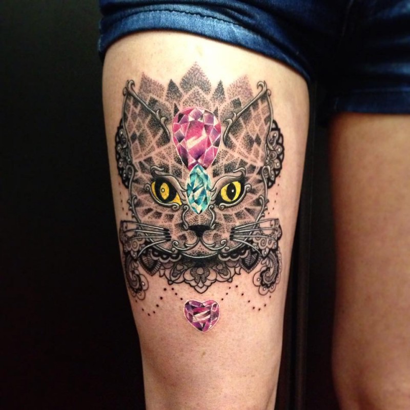 大腿神奇的彩绘猫与钻石纹身图案