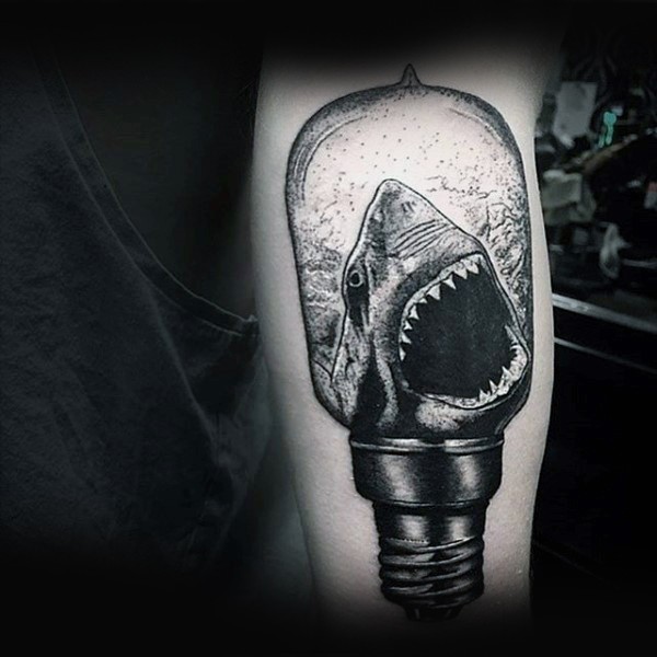 雕刻风格黑色鲨鱼灯泡纹身图案