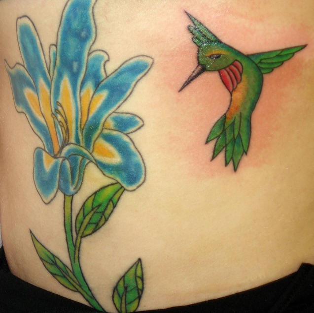 绿色蜂鸟和蓝色的花朵纹身图案