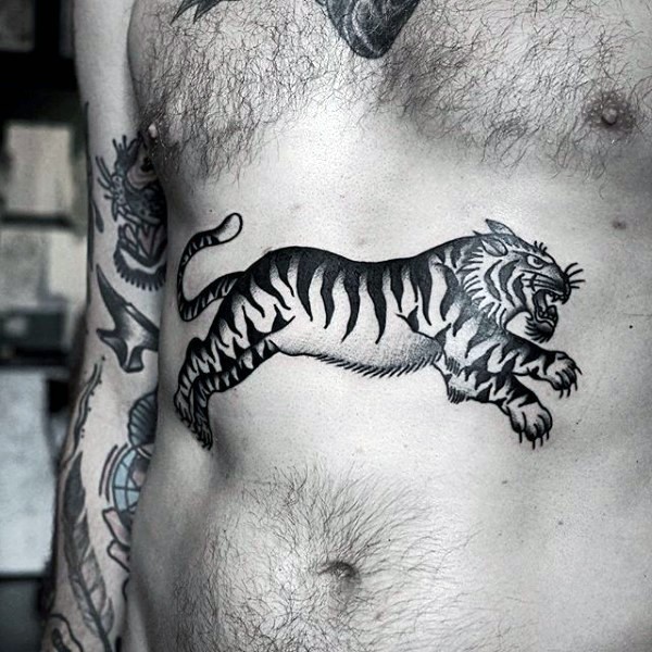 腹部传统黑白跳跃老虎纹身图案