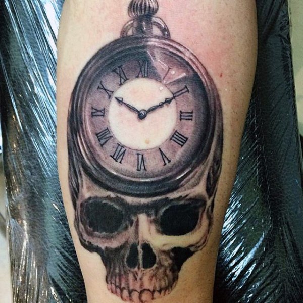 漂亮的黑灰骷髅与时钟纹身图案