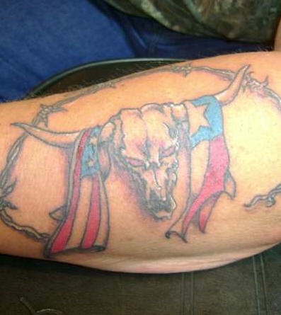 荆棘和公牛头骨美国国旗纹身图案