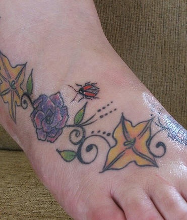 脚背花朵和瓢虫纹身图案