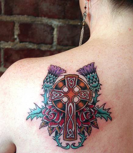 背部凯尔特十字架与玫瑰与花朵纹身图案