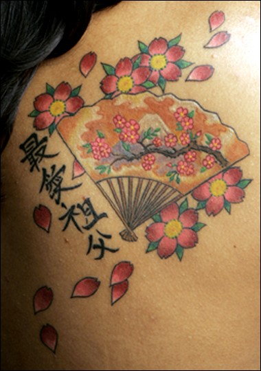 樱花与扇子汉字中国风纹身图案