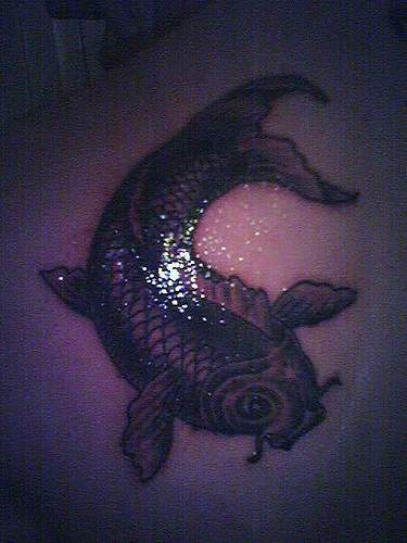 黑色的漂亮锦鲤鱼纹身图案