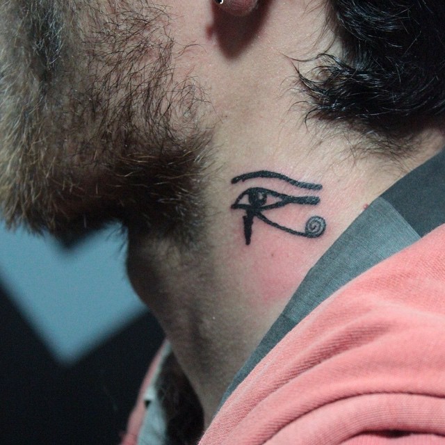 颈部黑色古埃及象征荷鲁斯之眼纹身图案