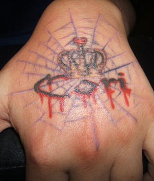 手背皇冠血腥字母纹身图案