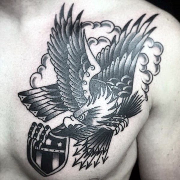 胸部幻想黑灰鹰与盾牌和箭纹身图案