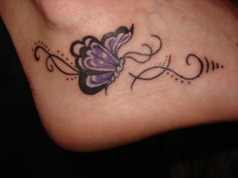 紫色小蝴蝶脚后跟纹身图案